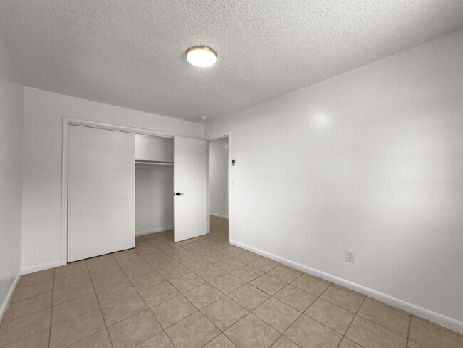 Building Photo - 403 NE 26th Ct