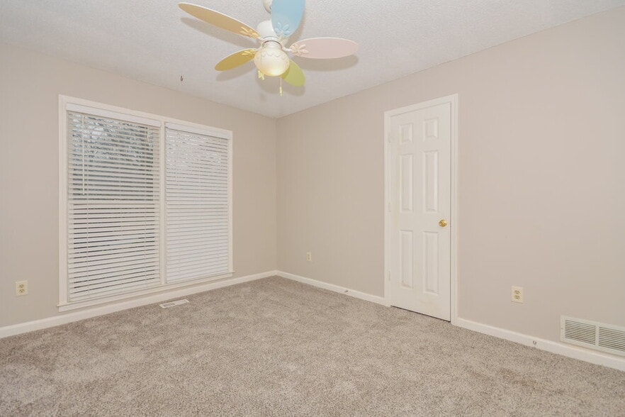 Building Photo - 10 Peace Tree Ln NE