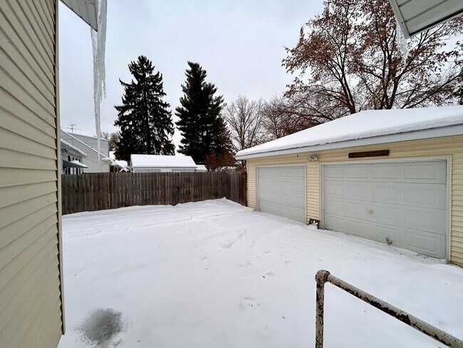 Building Photo - Three Bedroom Home in Northeast Grand Rapids