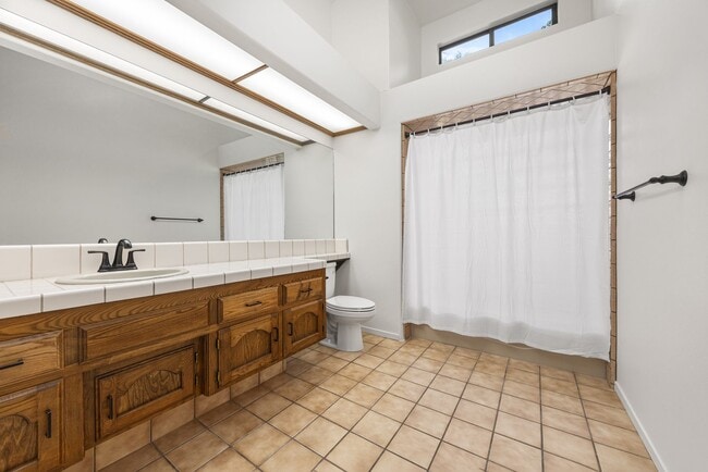 Building Photo - Beautiful Home in the Vineyards!