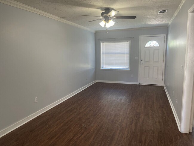 Building Photo - 2/1 Townhome close to shopping
