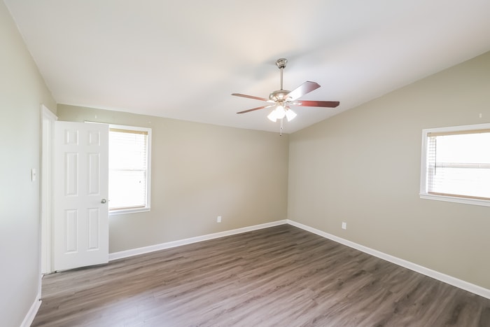 Building Photo - 927 W Lakeview Cir