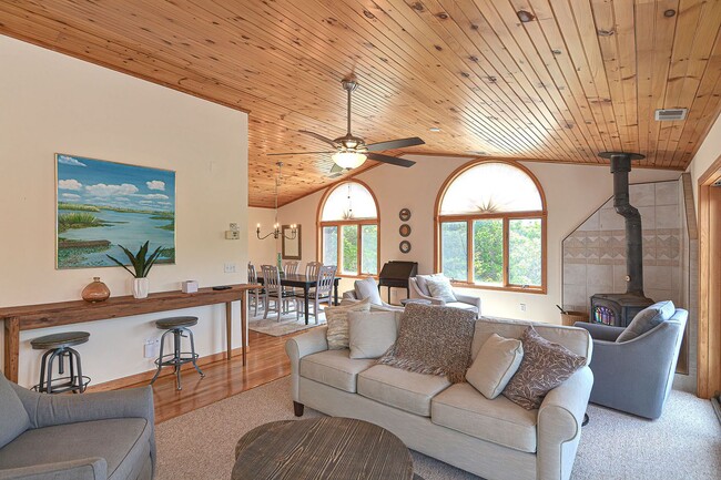 Building Photo - Winter Rental: Wingaerchic (Dog-friendly!)