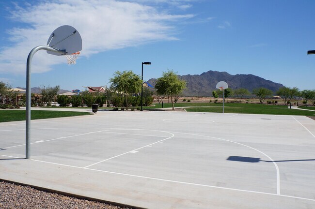 Building Photo - 2656 E Gillcrest Rd