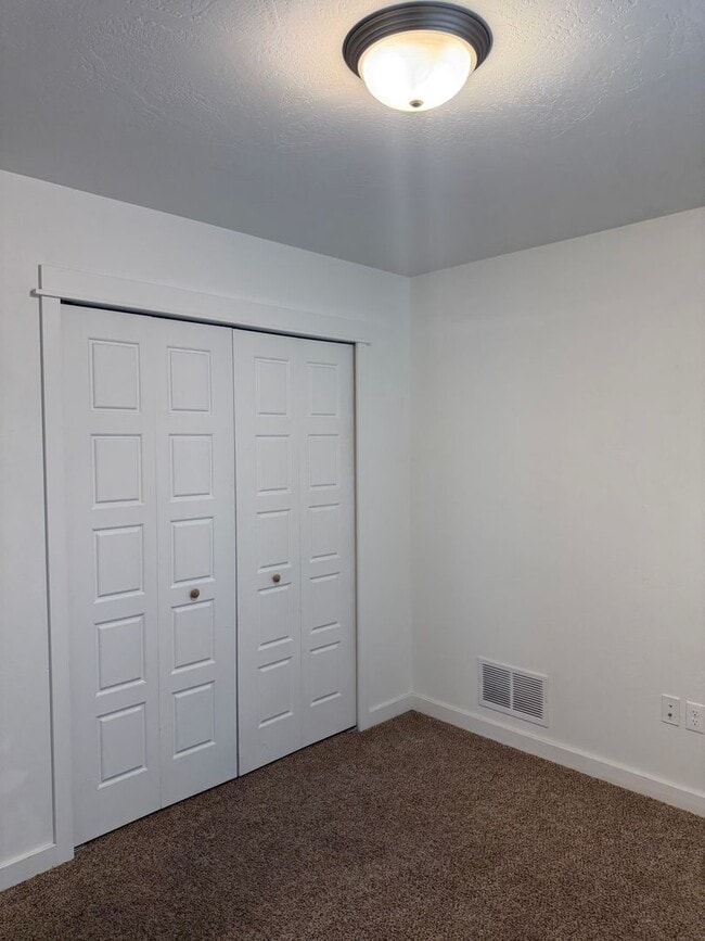 Building Photo - Charming 3BR/2BA Pet-Friendly Home in Vall...