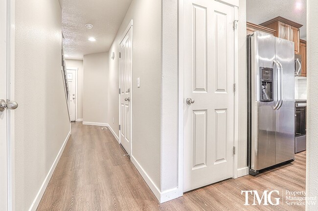 Building Photo - 3 Bedroom/2.5 Bath With Fenced Backyard, W/D Included, and AC!