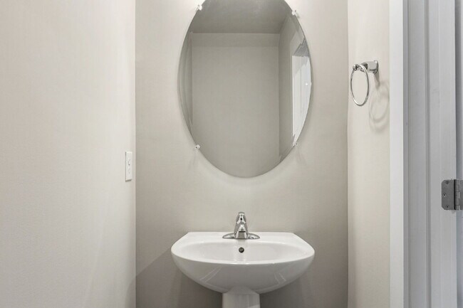 Building Photo - Craftsman 3BD Townhome Near Downtown Greenville | Garage + Granite Kitchen