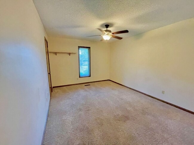 Building Photo - Large 3 bed / 2 bath Available Now!