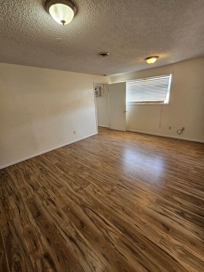 Building Photo - 2508002