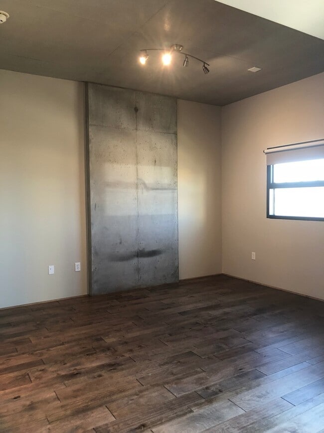 Building Photo - 353 E Bonneville Ave