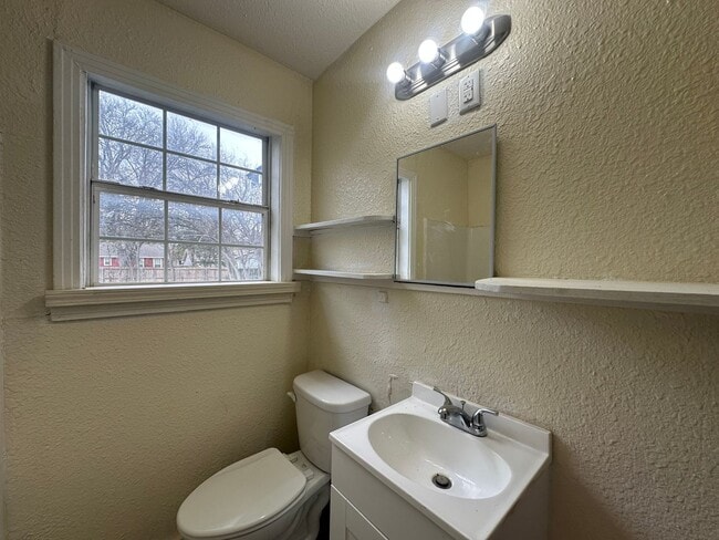 Building Photo - 3921 Roselawn Dr