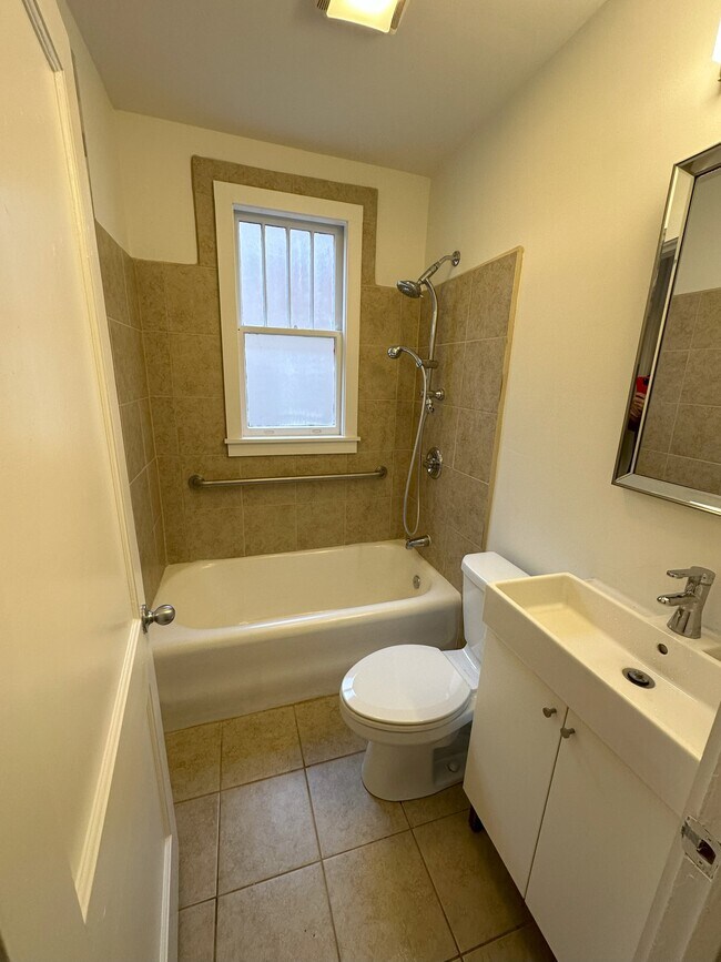 Building Photo - 605 Lamar Ave