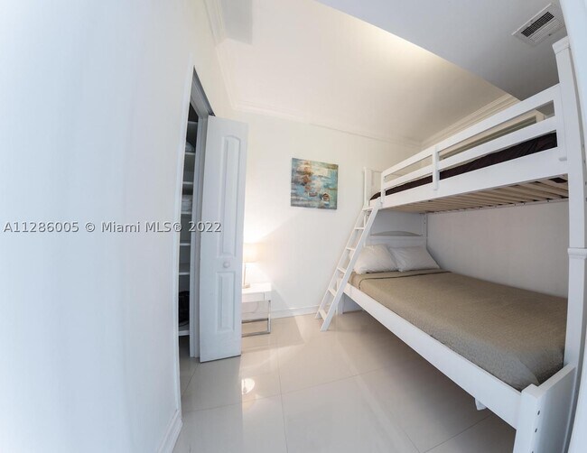 Building Photo - 5601 Collins Ave