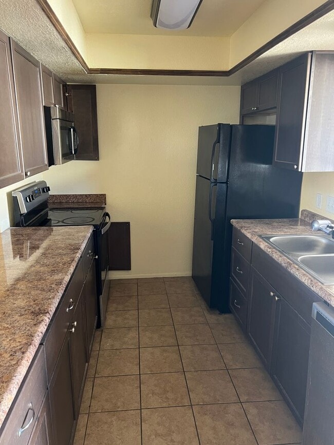 Building Photo - Two Bedroom Townhome Centrally Located in Yuma.