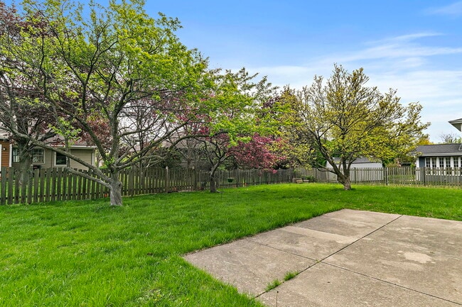 Building Photo - 121 Millis Ln