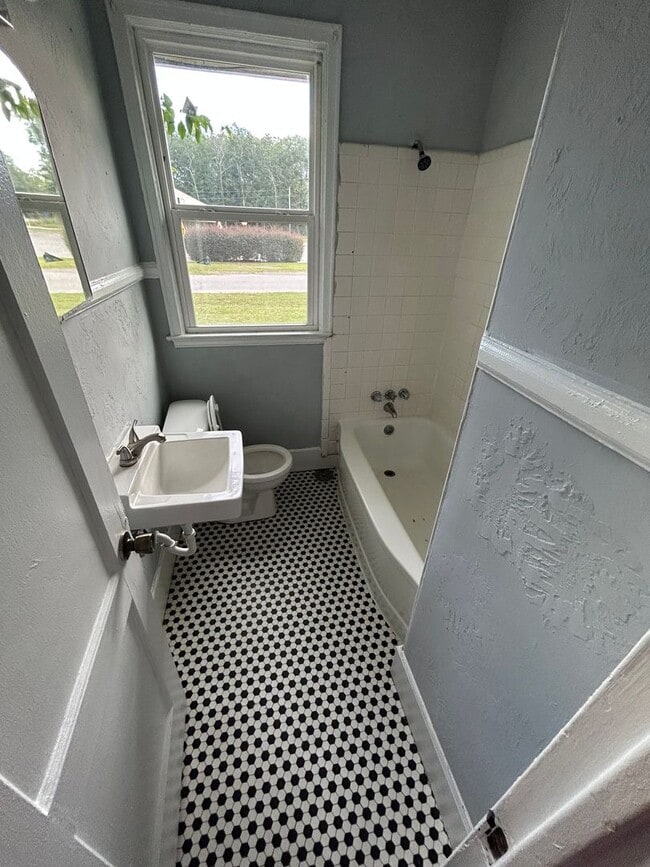 Building Photo - 724 Miller Rd