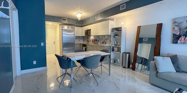 Building Photo - 1300 Brickell Bay Dr