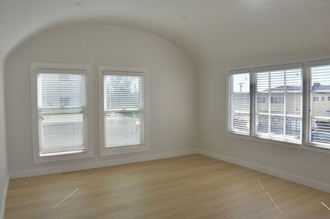 Building Photo - 1260 W 9th St