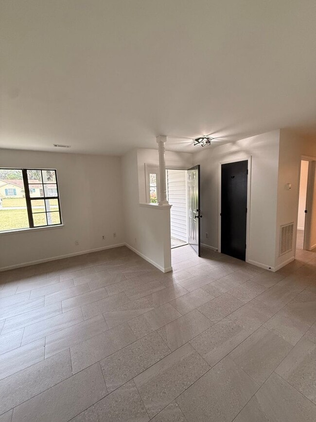 Building Photo - Prime Beaufort Location – 3BR/2BA | No HOA | Fenced Yard