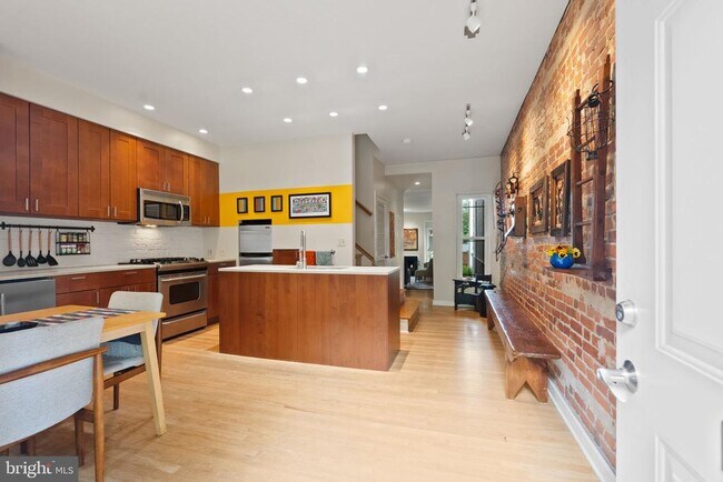 Building Photo - 1126 G St NE