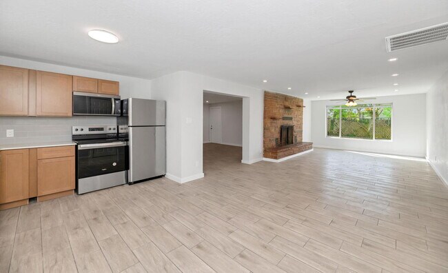 Building Photo - Fully Renovated 2 Bed / 2 Bath in Central ...