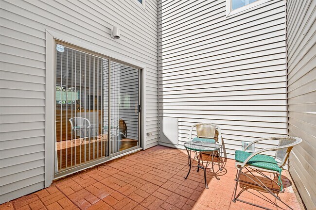 Building Photo - 1422 Chardonnay Dr