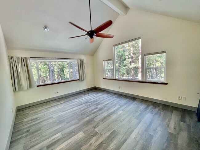 Building Photo - 10375 Laurentian Way