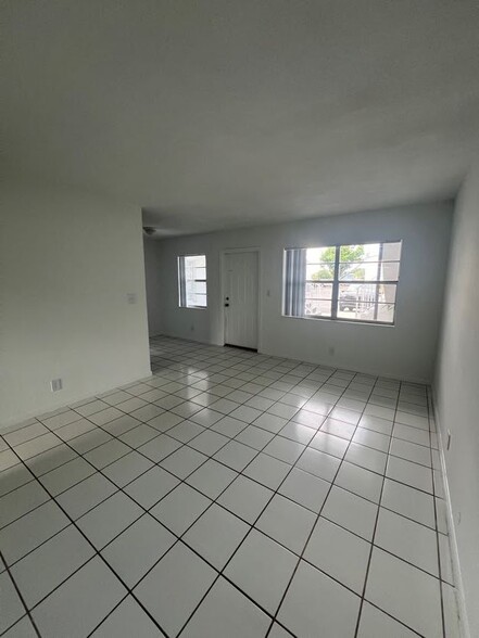Building Photo - 374 Sunshine Dr