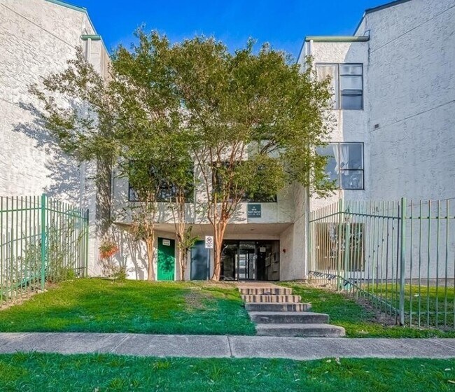 Building Photo - 2818 S Bartell Dr