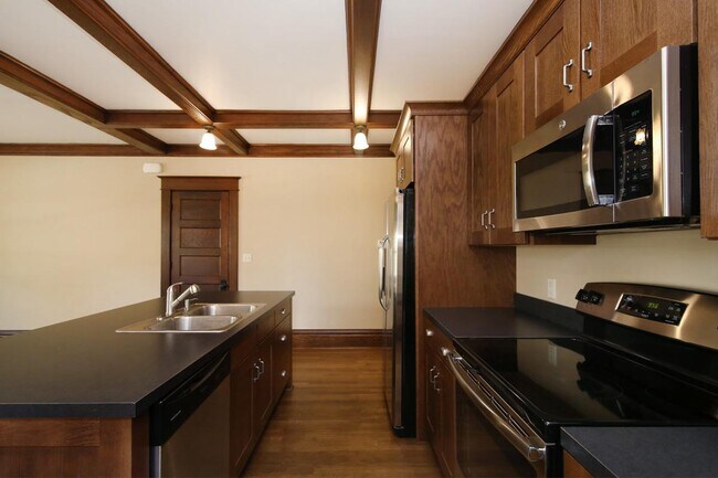 Building Photo - 360 Richard Terrace SE