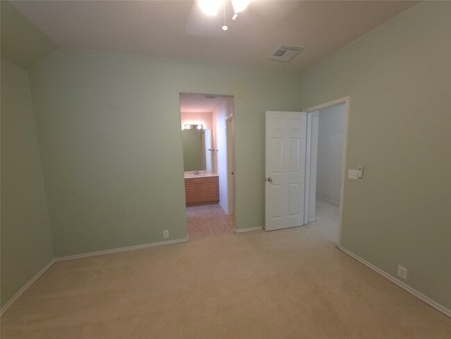 Building Photo - 3027 Providence Oak St