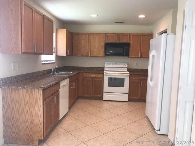 Building Photo - 2098 Newport Isles Blvd