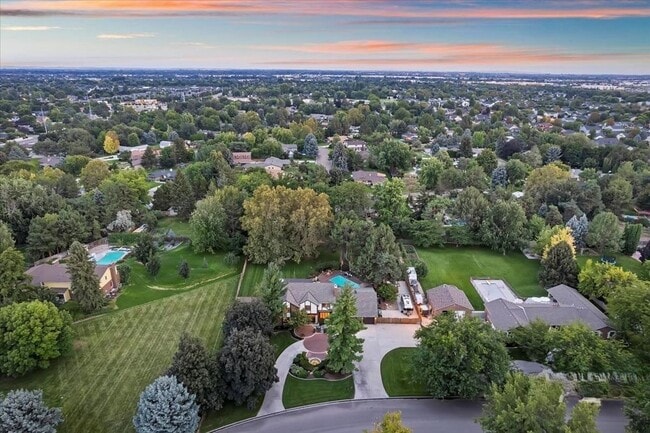 Building Photo - Luxury 5-Bedroom Home with Pool, Hot Tub &...