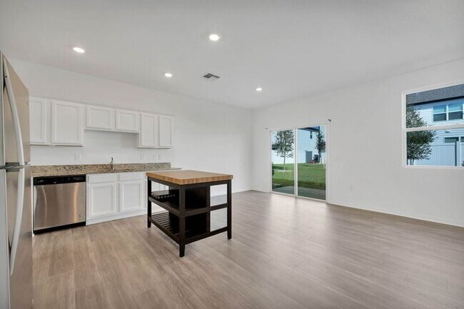 Building Photo - Townhome in Madison Place Davenport