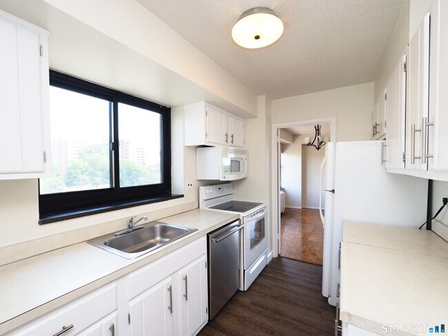 Building Photo - 44 Strawberry Hill Ave