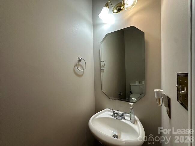 Building Photo - 5650 Berry Ridge Dr