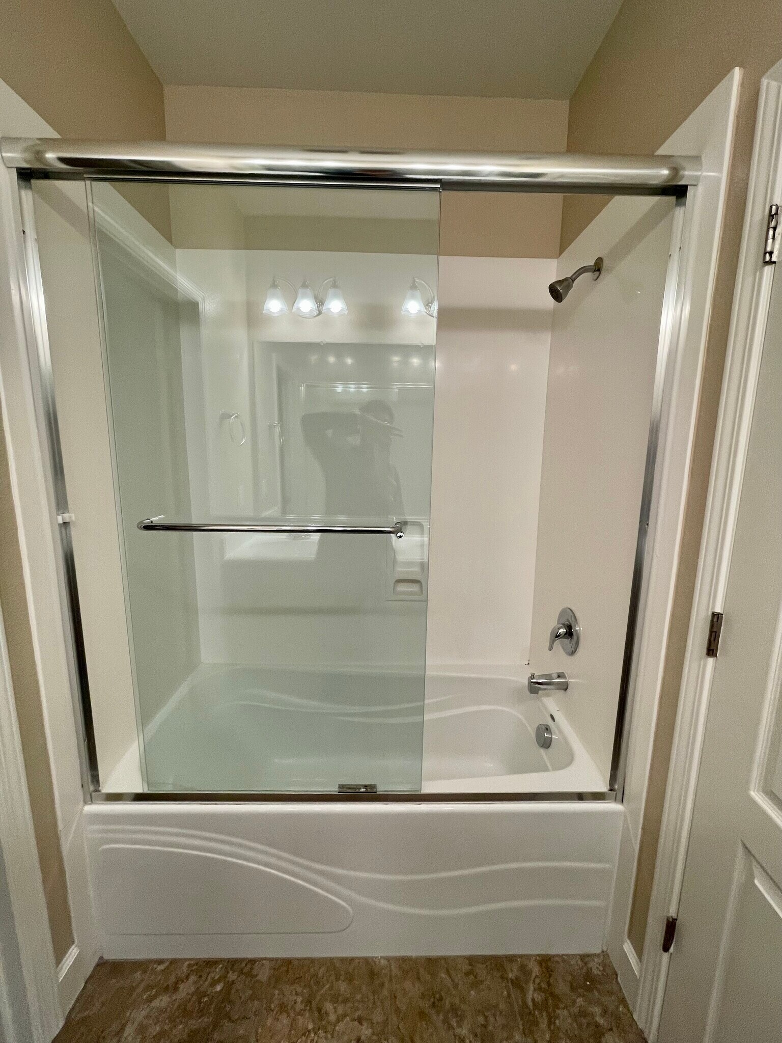 Shower and tub. - 722 El Paseo Cir