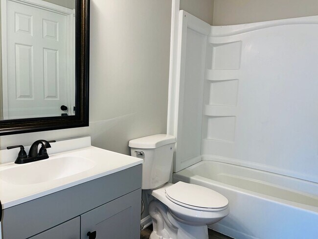 Building Photo - Location, location, location! Renovated townhome near Downtown Douglasville! Must See!