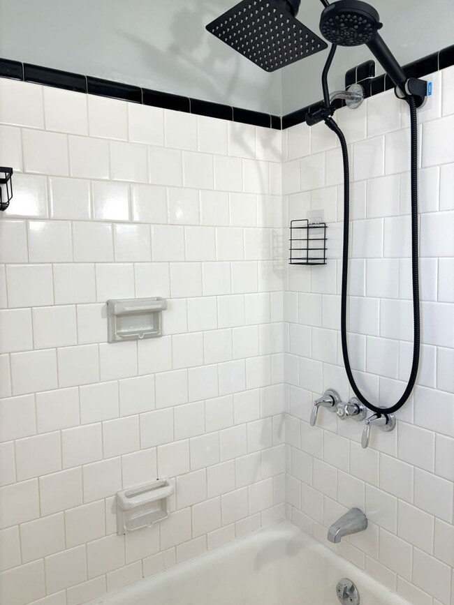 Building Photo - 2 Bedroom | 1 Bathroom Home – Downtown Charleston - Available NOW! Short term lease!