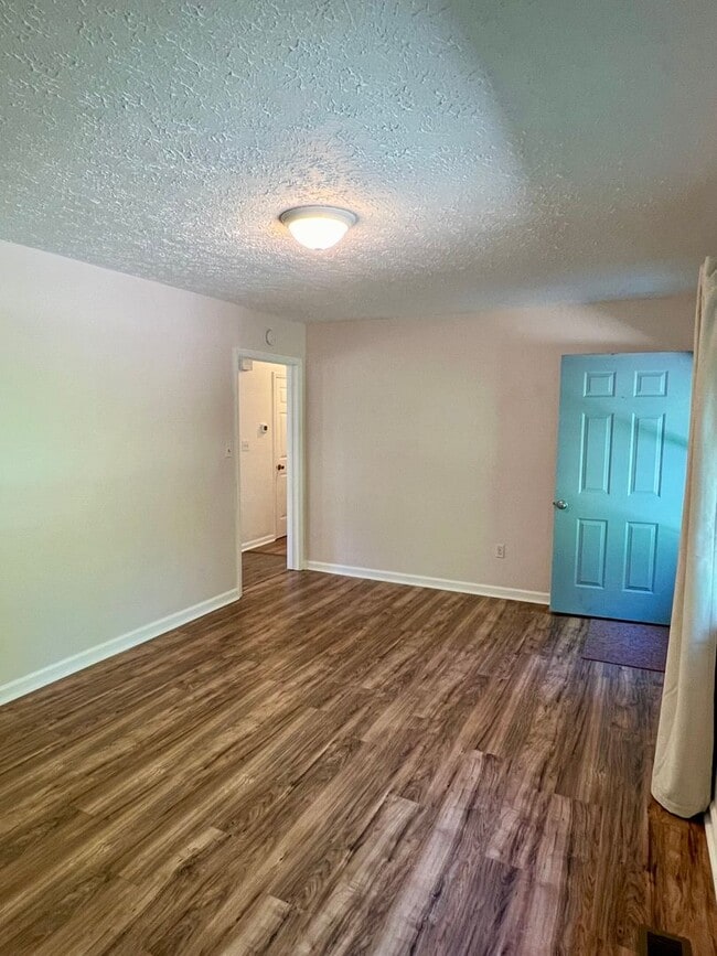 Building Photo - 3 Bedroom home for rent in Hendersonville!