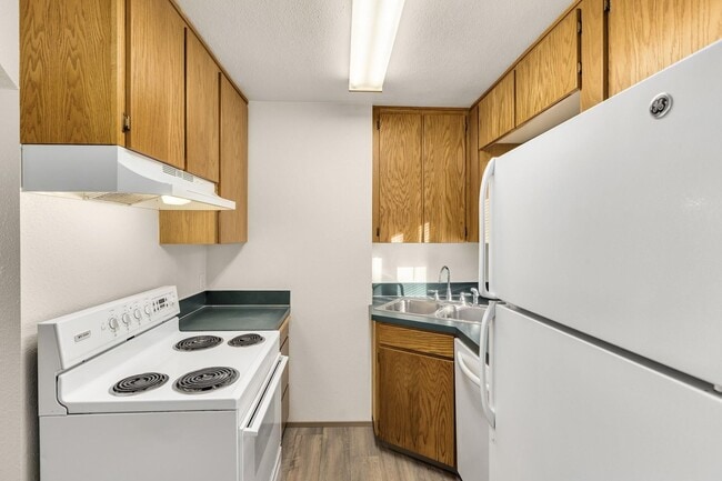 Building Photo - Spacious 2bedroom 1 bath in well maintained 4 Plex!