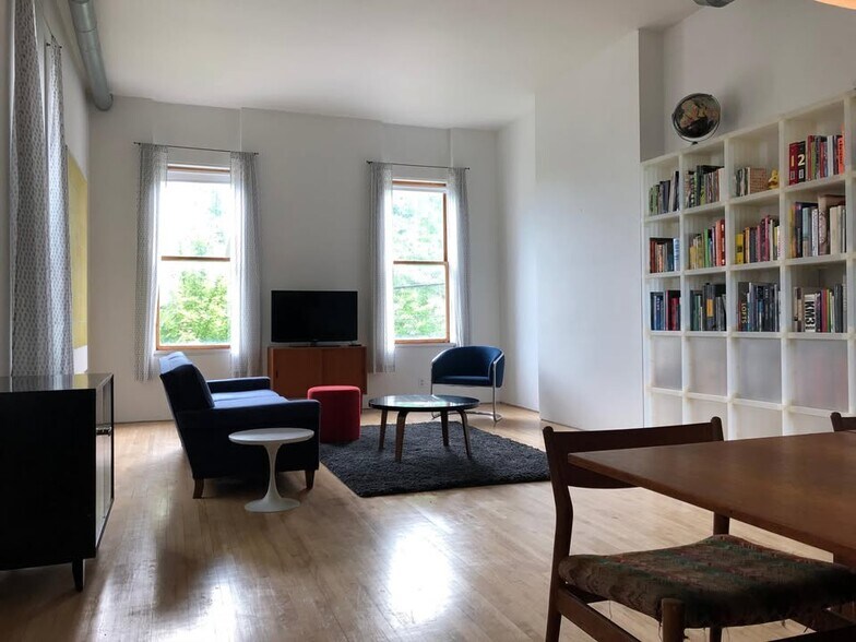 Living/Dining - 402 Warner st