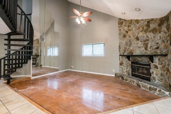 Building Photo - NEW PRICE! 3/2 Palm Harbor Townhouse