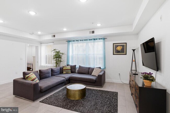 Building Photo - 925 N Broad St