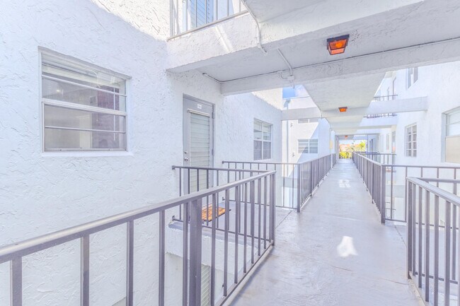 Building Photo - 3000 Sunrise Lakes Dr W