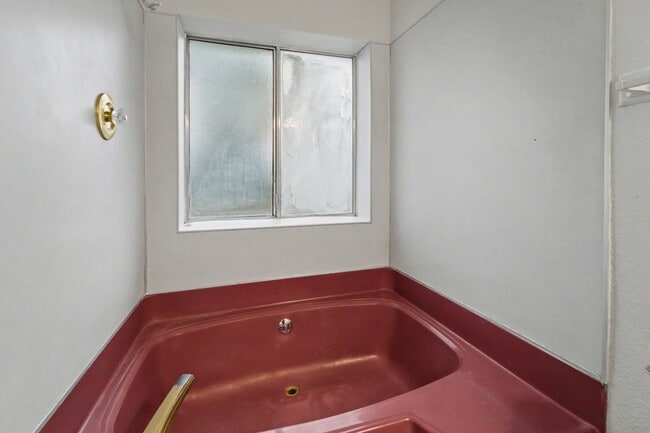 Building Photo - Sweet 3-Bedroom With a Fireplace Vibe