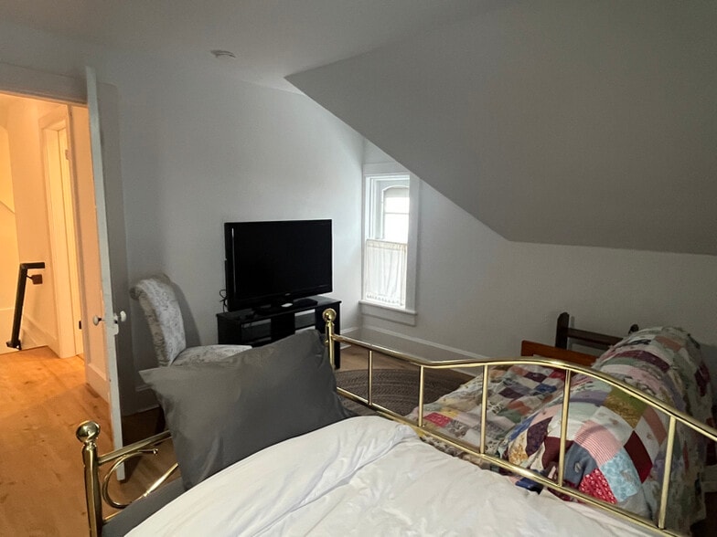 Building Photo - 811 Center St