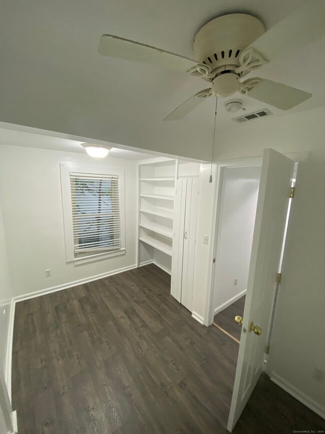 Building Photo - 157 N Oak Ave
