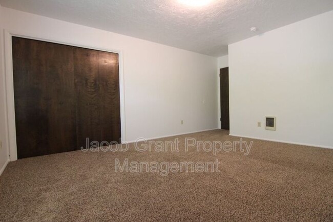 Building Photo - 756 Whittier St