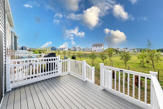 Building Photo - Family-Friendly Townhome for Rent in Baker...